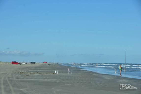 Cada vez mais próximos de Rio Grande, cada vez mais movimento de pescadores e banhistas na Praia do Cassino, no Rio Grande do Sul